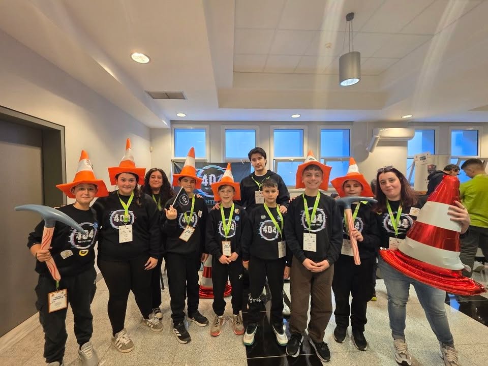Ομάδα 404 InTeLab με unearthed traffic cone hats