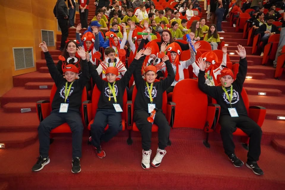 InTeLab fans στο FLL — αμφιθέατρο με crab hats