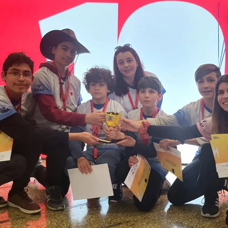 InTeLab FLL team με ελληνική σημαία σε διεθνή διοργάνωση