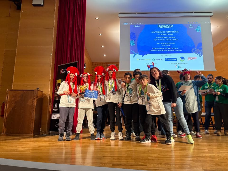 InTeLab FLL Submerged 2025 — ομάδα με crab hats