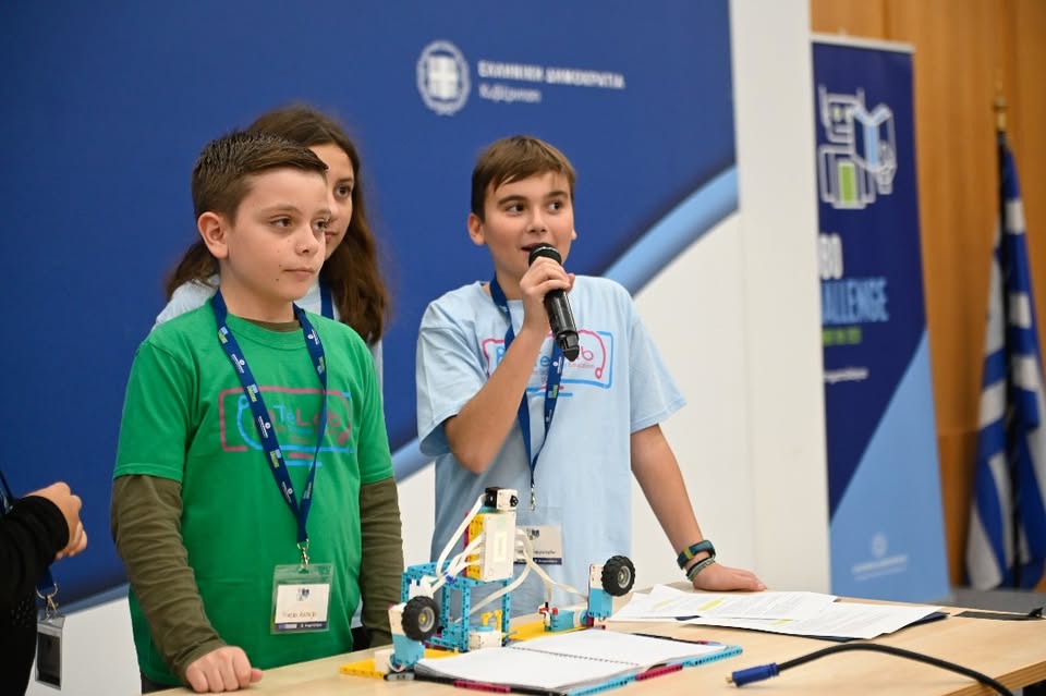 Παιδιά παρουσιάζουν Lego project με μικρόφωνο