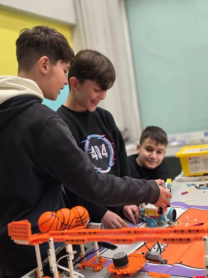 InTeLab παιδιά χτίζουν Lego ομαδικά — γέλιο και συνεργασία