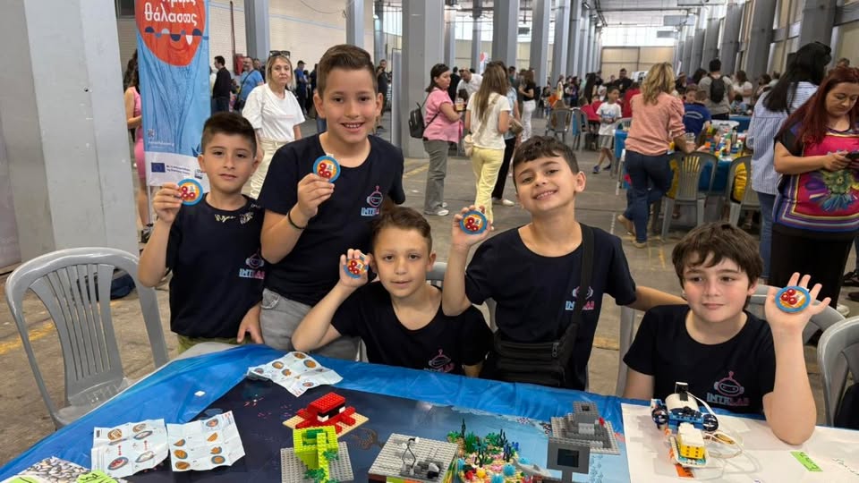 InTeLab μαθητές με badges στο expo τεχνολογίας