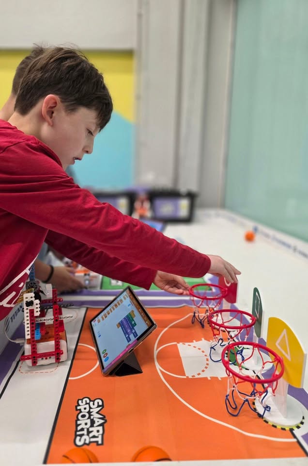 Μαθητής εστιασμένος σε Smart Sports robotics build με tablet