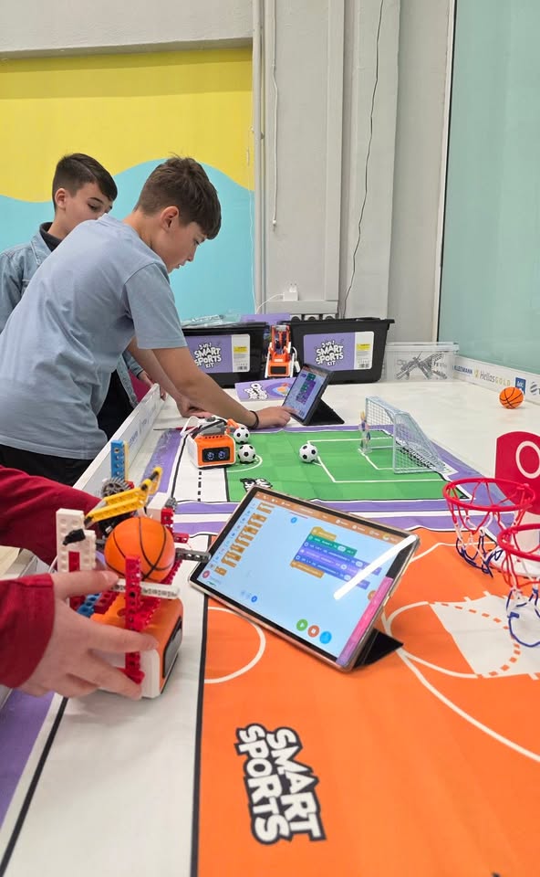 InTeLab Smart Sports robotics — μαθητές σε σχολική τάξη