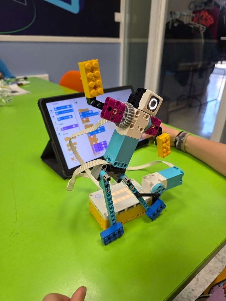 Παιδί χτίζει ρομπότ Lego Spike Prime με Scratch tablet